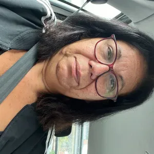 Empregada com experiência da Suíça e França . 