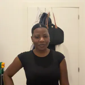 Empregada doméstica sempre a seu dispor 