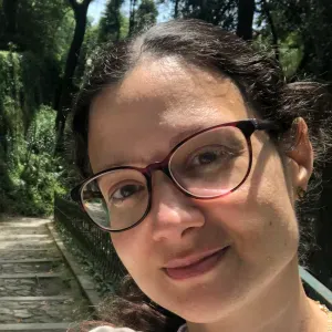 Femme de ménage responsable et professionnelle 