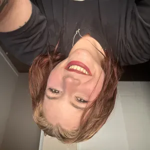 Jeune femme, aide au ménage de la maison