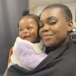 Baby-sitter créative et souriante 