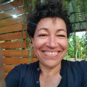 Empleado de limpieza con atención al detalle