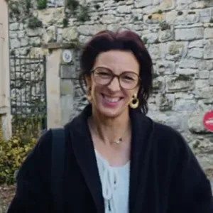 Maman aide aux devoirs pour les enfants en primaire 