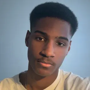 Baby-sitter expérimenté en garde d'enfants 