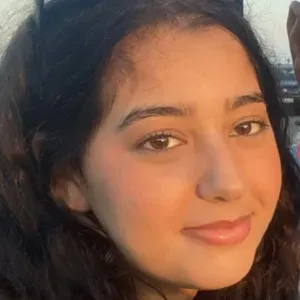 Étudiante en chirurgie dentaire qui parle plusieurs langues 