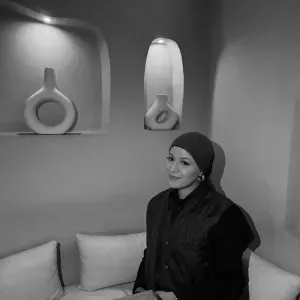 Jeune étudiante qui donne des cours.