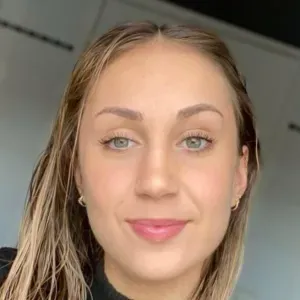 Animatrice et étudiante propose babysitting en juillet