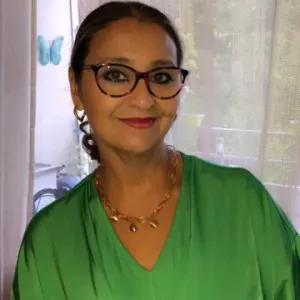 Aide ménagère avec le sourire et la bonne humeur