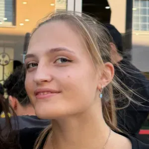 Junge und motivierte Babysitterin unterstützt Ihre Familie!