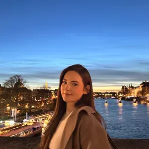 Étudiante à Paris propose aide à domicile et compagnie 