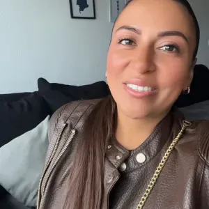 Mitfühlende Betreungskraft und Pflegekraft bietet Hilfe an!