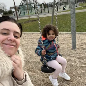 Femme de ménage expérimenté à le blanc 