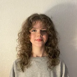 Étudiante prête à choyer votre animal de compagnie