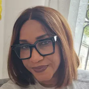 Superbe nounou et  baby-sitter  à Paris 
