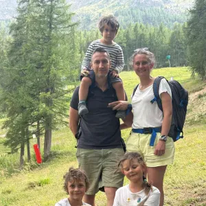 Nous cherchons une babysitter pour la sortie d'école