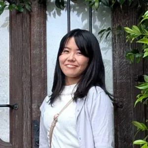 Étudiante japonaise diplômée en biologie 