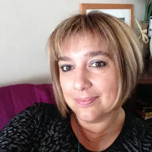 Dynamique et souriante