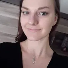 Étudiante sage-femme baby-sitting