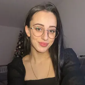 Femme de ménage sérieuse et minutieuse 