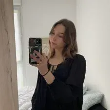 Baby-sitter souriante et à l'écoute des enfants 