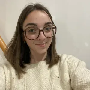 Baby-sitter pleine de vie avec plus d'un tour dans son sac