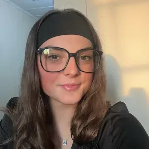 Babysitter sérieuse – Disponible en soirée à Courchevel