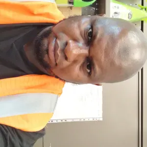 Homme de ménage nettoyage à la maison 