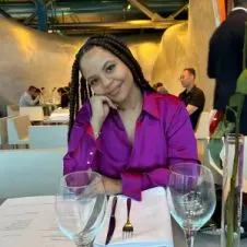 Garde d'enfants jeune étudiante