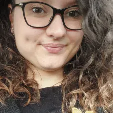 Une soignante douce et avec le sourire 