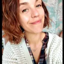 Professionnelle de la petite enfance travaillant en crèche.