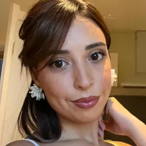 Baby-sitter douce et disponible pour soirées et week-ends