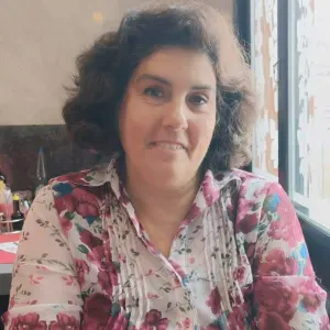 Adetta alle pulizie domestiche e stirare nelle case private 