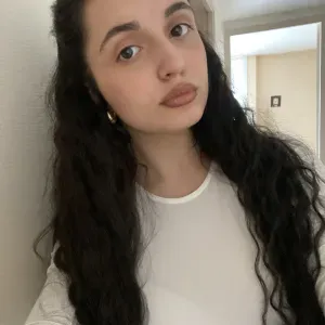 Etudiante prête à s'investir dans la garde d'enfant