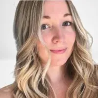Professeure d'anglais diplômé originaire du Canada
