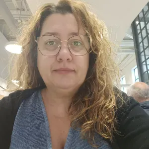 Empregada de limpeza responsável 