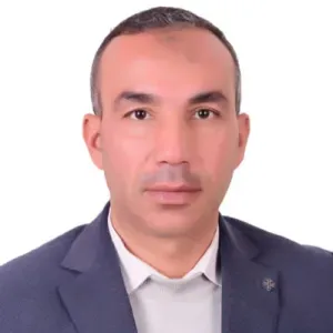 Un cuidador de mascotas paciente, compasivo y alegre. 