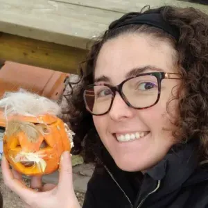 Grande soeur avertie cherche à faire de l'aide aux devoirs