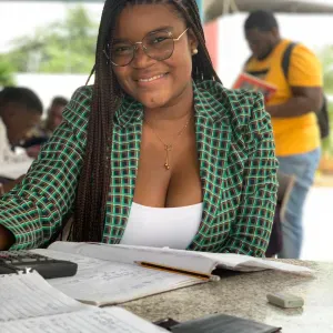 Babysistter com experiência em Luanda e Lisboa.