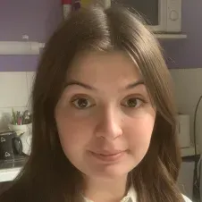 Étudiante avec de bonnes méthodes d'apprentissage 