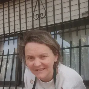 Empregada de limpeza responsável e atenta 