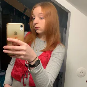 Étudiante sérieuse et diplômée 