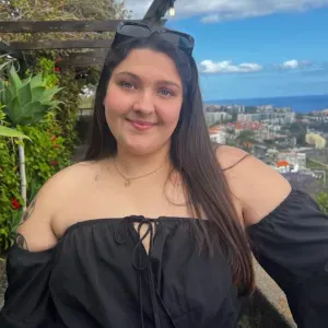 Cuidadora jovem e simpática em Madeira