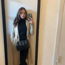 Jeune femme effectuant du ménage