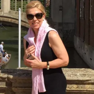 Procuro alguém para cuidar de 2 gatos