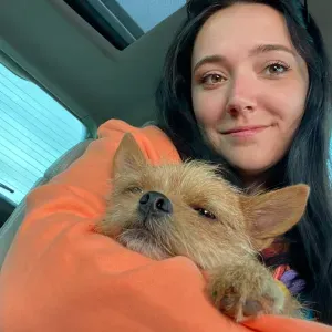 Femme de ménage débutant et souriante 