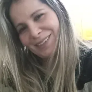 Olá, meu nome é Michele.Passo a ferro em minha casa