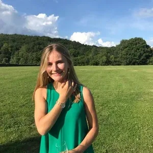 Étudiante bilingue en anglais offrant de l'aide aux devoirs