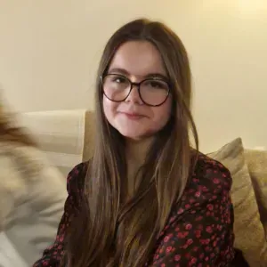 jeune fille baby-sitter expérimentée