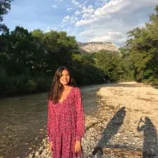 Baby-sitter créative et à l'écoute 