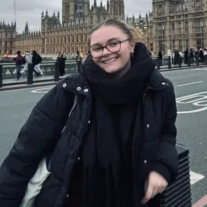 Garde d'animaux avec amour – Étudiante sérieuse